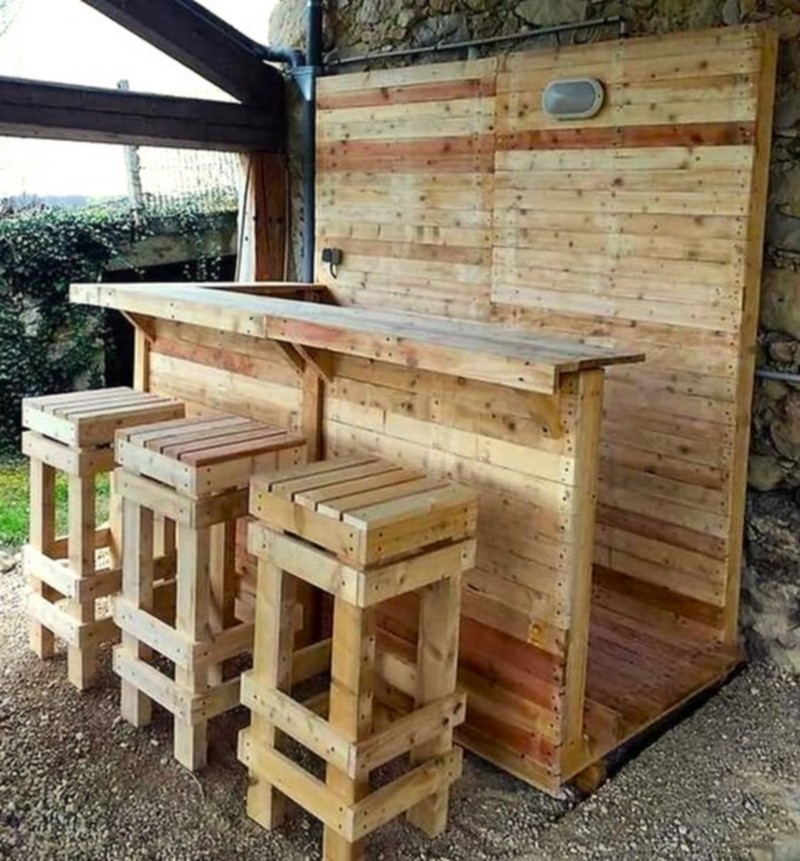 Simple and Affordable DIY Wooden Pallet Bar Plans